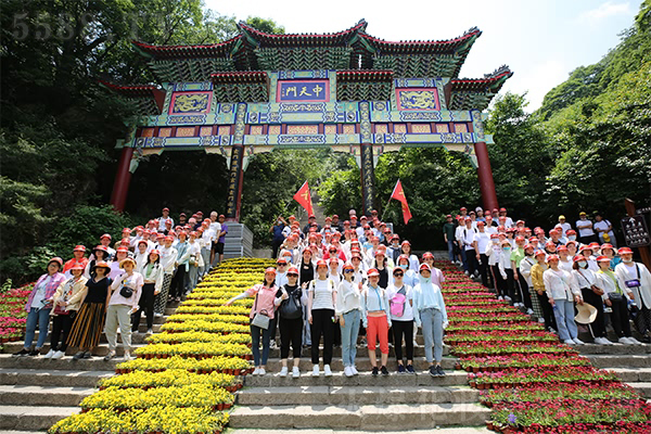 胸懷夢(mèng)想、學(xué)會(huì)感恩、團(tuán)結(jié)互助、才能走得更遠(yuǎn) 胸懷夢(mèng)想、學(xué)會(huì)感恩、團(tuán)結(jié)互助、才能走得更遠(yuǎn)